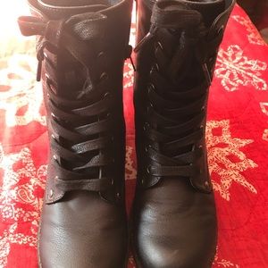 Woman’s black combat(faux)boots.